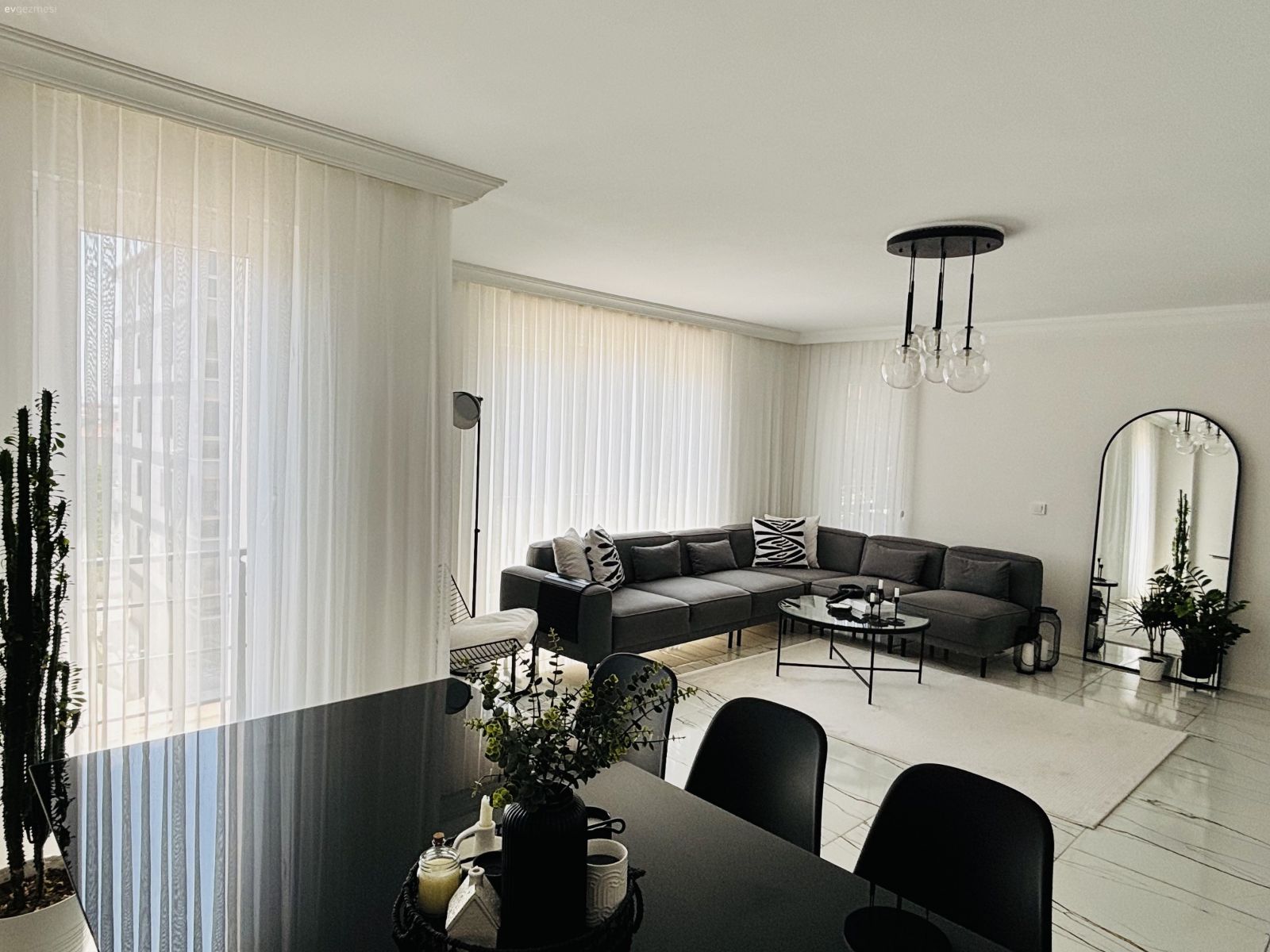 Renkler Kontrast Tarz Modern: Amasya'dan L- Tipi Bir Salon