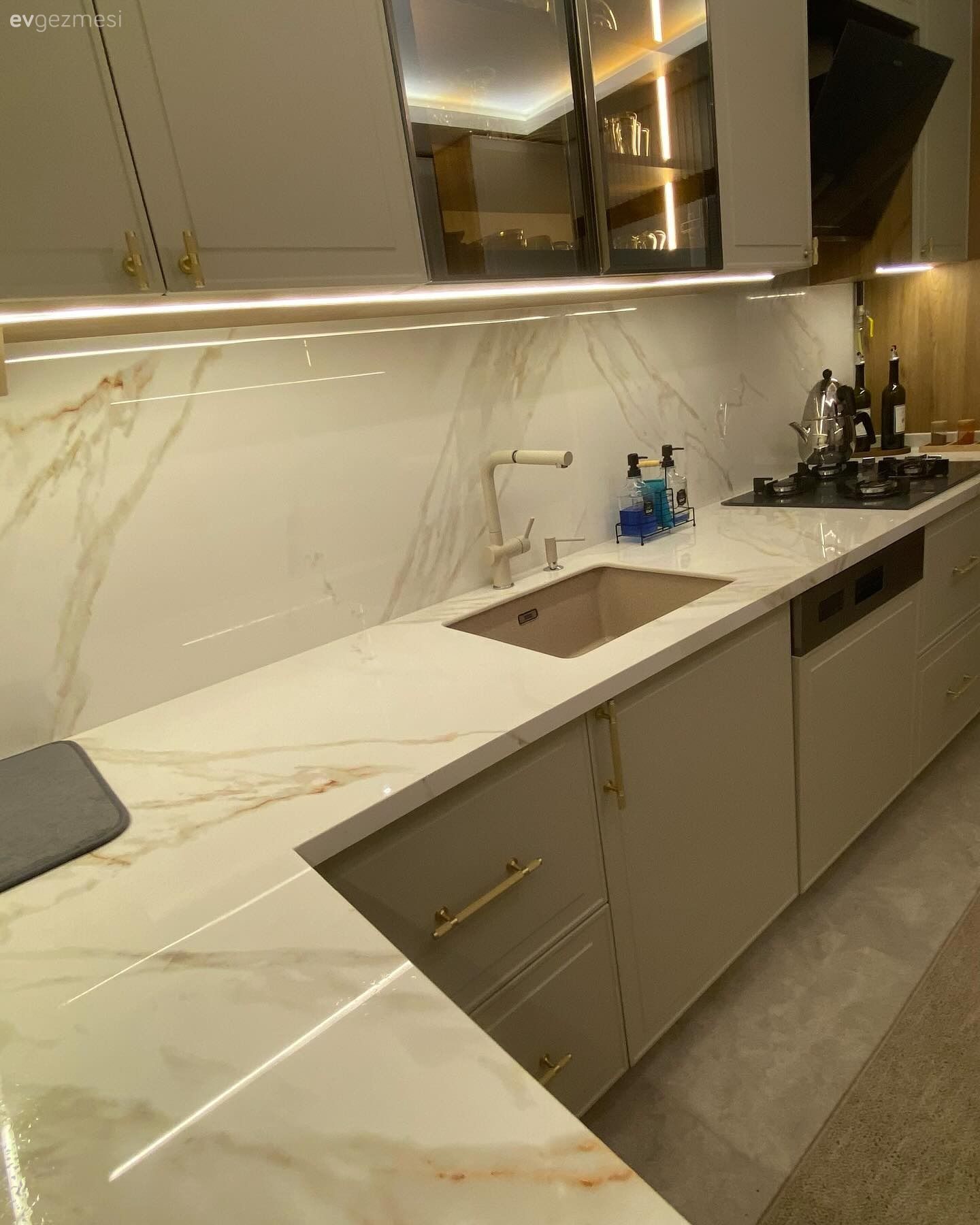 Modern Tarzlı Bu Mutfakta Kahve Köşesi Samimiyet Kaynağı