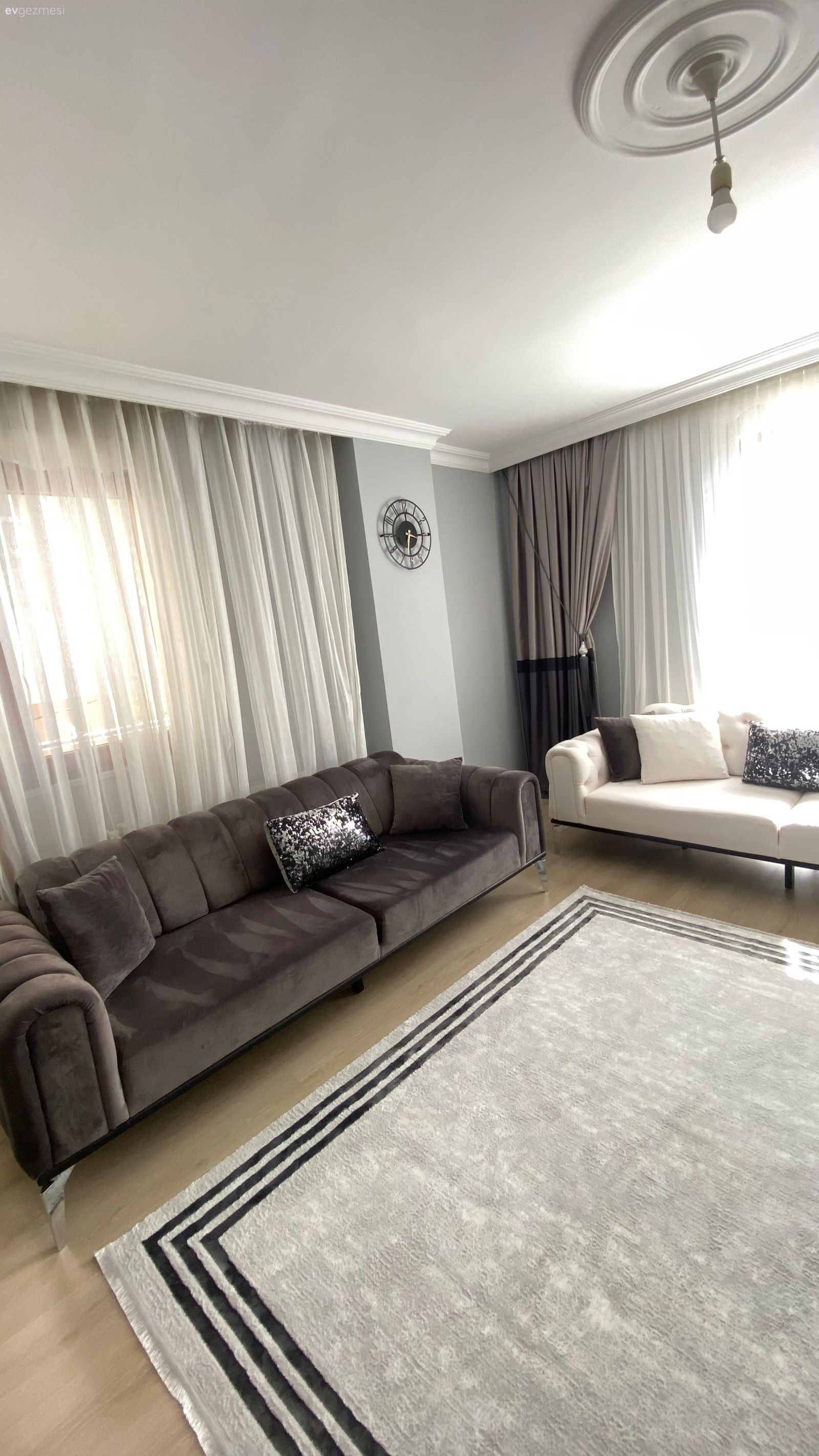 Salon, Modern, Beyaz, Gri, Beyaz koltuk, Gri koltuk, Fon perde, Perde, Tül perde, Koltuk takımı, Kırlent, Ev tekstili, Halı, Salon halısı