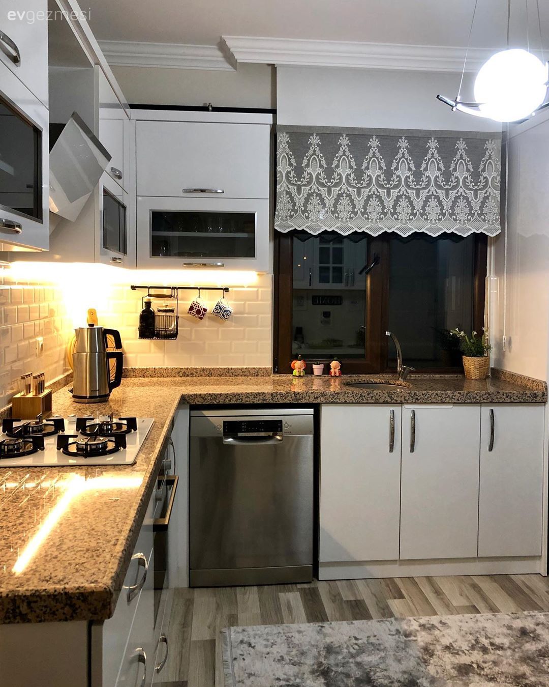 Mutfak, Beyaz mutfak, Mutfak tezgahı, Mutfak tezgah arası, Metro seramik, Seramik, Mutfak perdesi, Avize, Aydınlatma, Mutfak Avize Modelleri, Davlumbaz, Pencere önü eviye, Eviye 