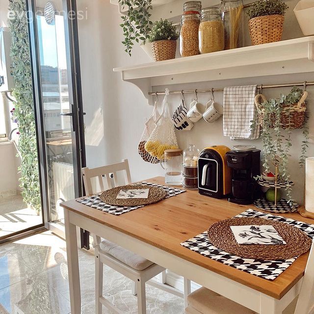 Mutfak, Beyaz, Mutfak masası, Sandalye, Mutfak rafı, Mutfak aksesuarları, Mutfak zemin seramikleri