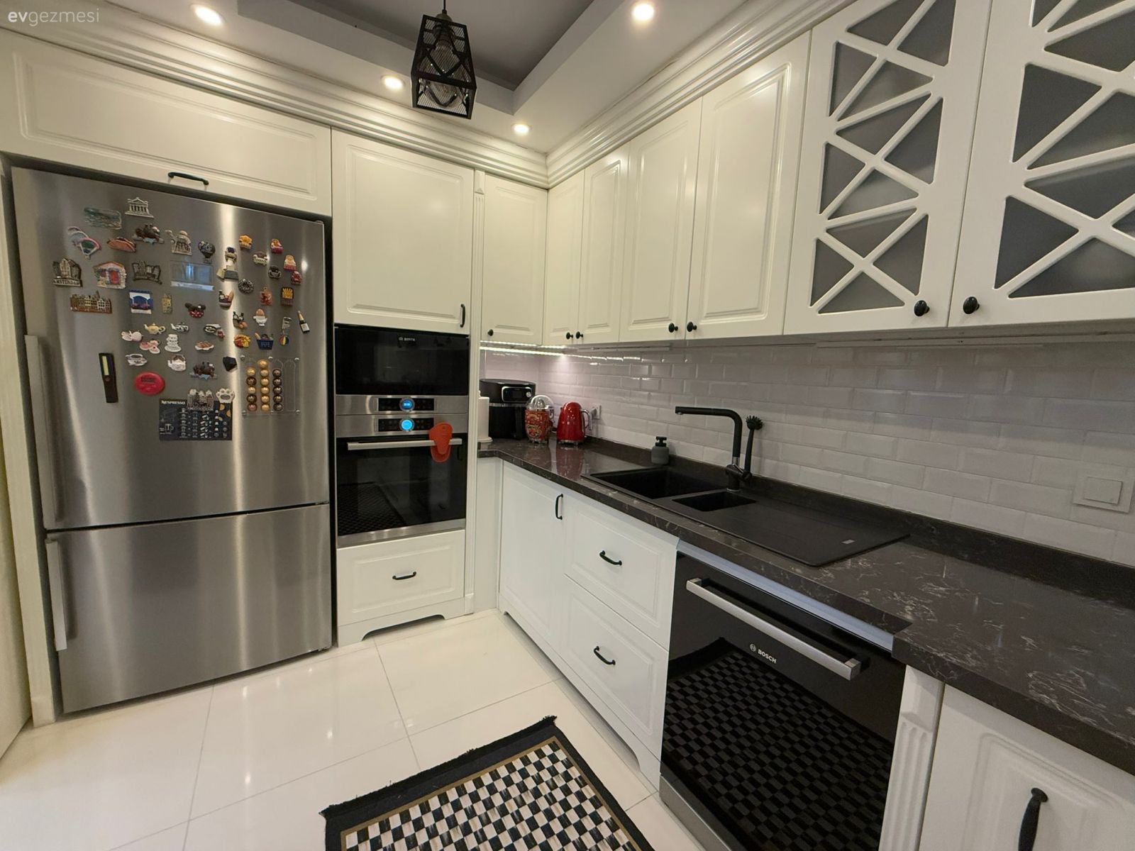 Mutfak, Beyaz, Siyah, Mutfak tezgahı, Mutfak tezgah arası, Ankastre, Mutfak zemin seramikleri, Mutfak halısı, Spot aydınlatma, Aydınlatma, Mutfak Avize Modelleri