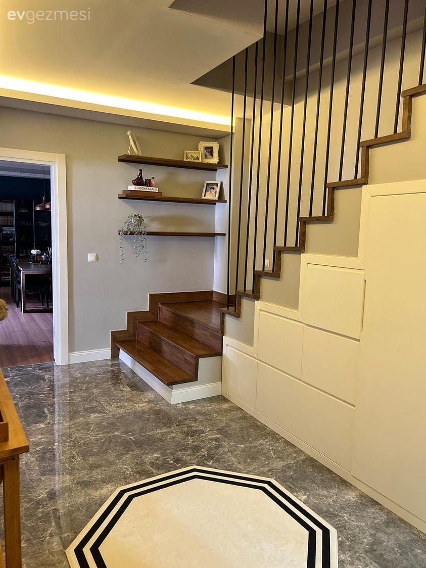 Dubleks evler, Beyaz, Ahşap Mobilya, Merdiven, Gri, Siyah- Beyaz, Duvar rafı, Duvar dekorasyonu, Gri duvar