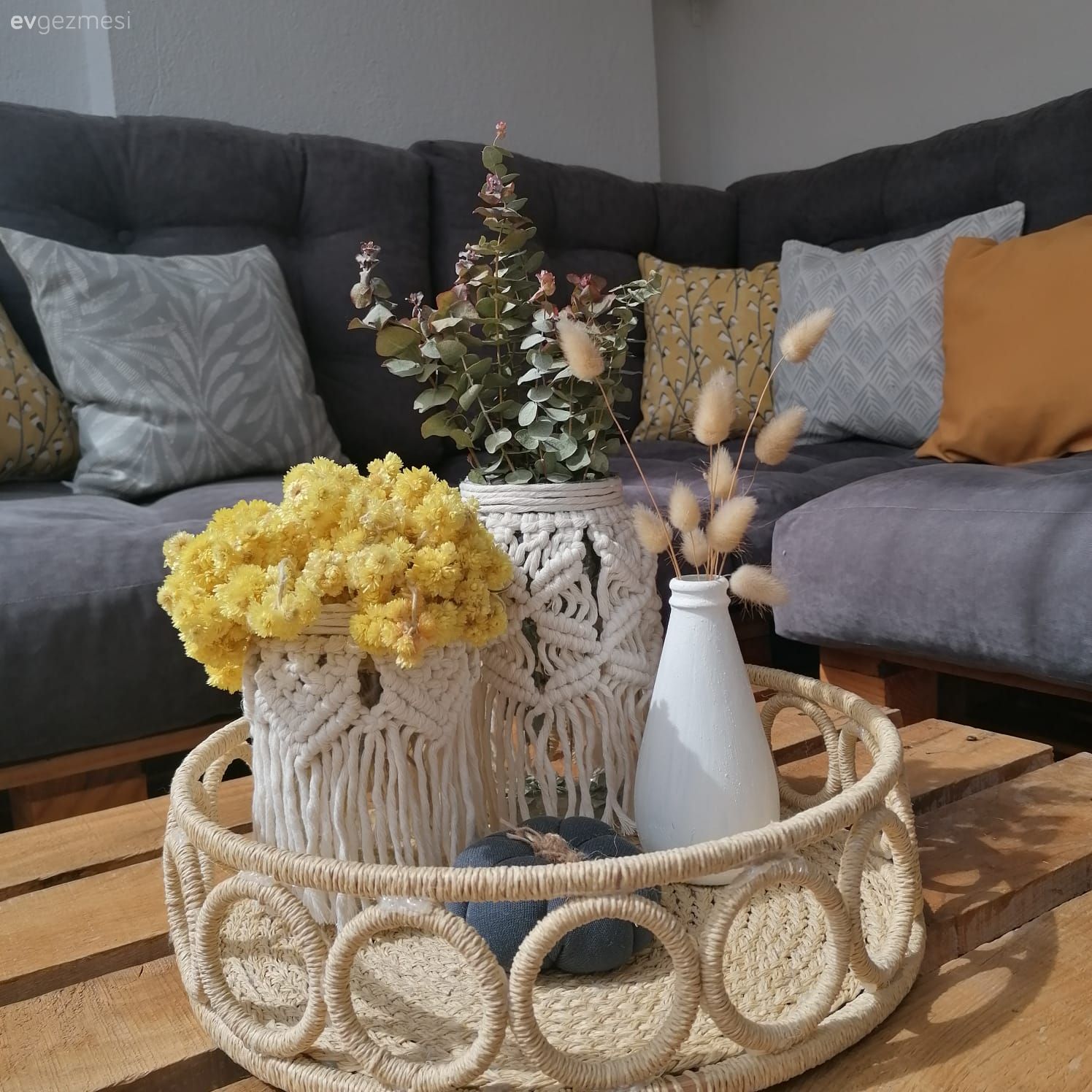 Balkon, Kapalı balkon, Gri, Sarı, Balkon masası, Balkon duvar dekorasyonu, Balkon halısı