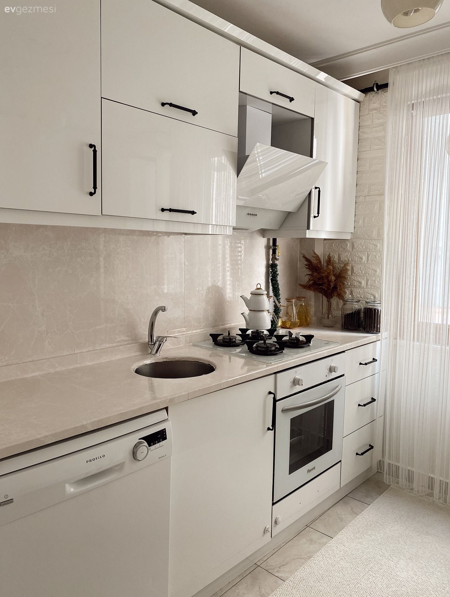 Mutfak, Beyaz, Mutfak tezgahı, Mutfak tezgah arası, Davlumbaz, Mutfak tülü, Mutfak perdesi, Ankastre