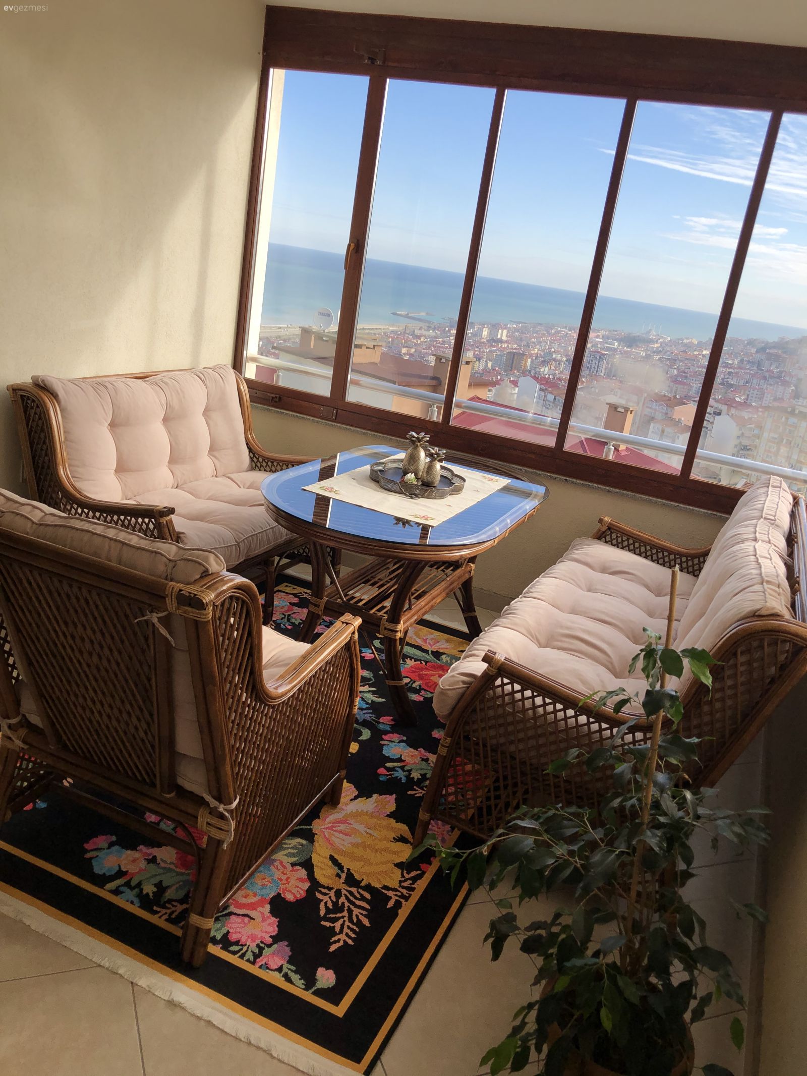 Balkon, Vizon, Krem, Kahverengi, Balkon oturma grubu, Hasır, Balkon masası, Balkon halısı, Siyah, Sarı, Balkon zemini, Ev bitkisi