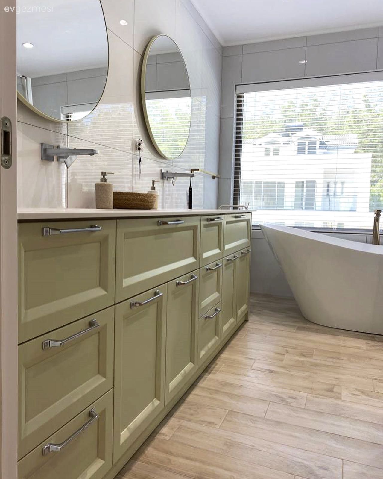 Bu Kocaman Banyoda Mint Yeşili ve Beyaz Uyumu Ortamı Neşelendirmiş!