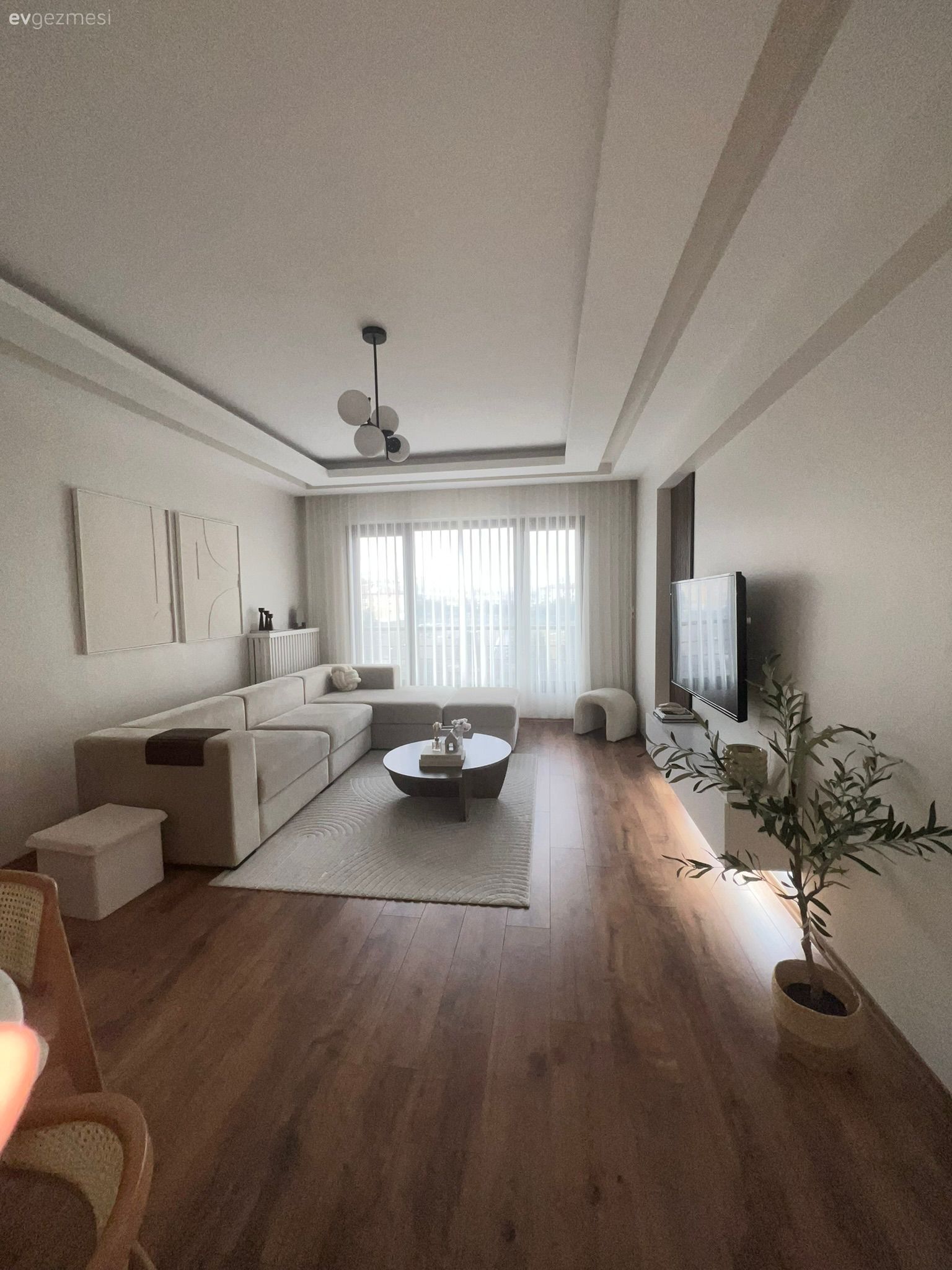 Salon, Krem, Bej, Köşe koltuk, Koltuk takımı, Tablo, Duvar dekorasyonu, Halı, Salon halısı, Orta sehpa, Sehpa, Tül perde, Perde, Boy aynası, Ayna, Parke, Avize, Aydınlatma, Kırlent, Ev tekstili, Ahşap Mobilya, Tv ünitesi, Tv ünitesi aksesuarları, Ev Aksesuar, Saksı