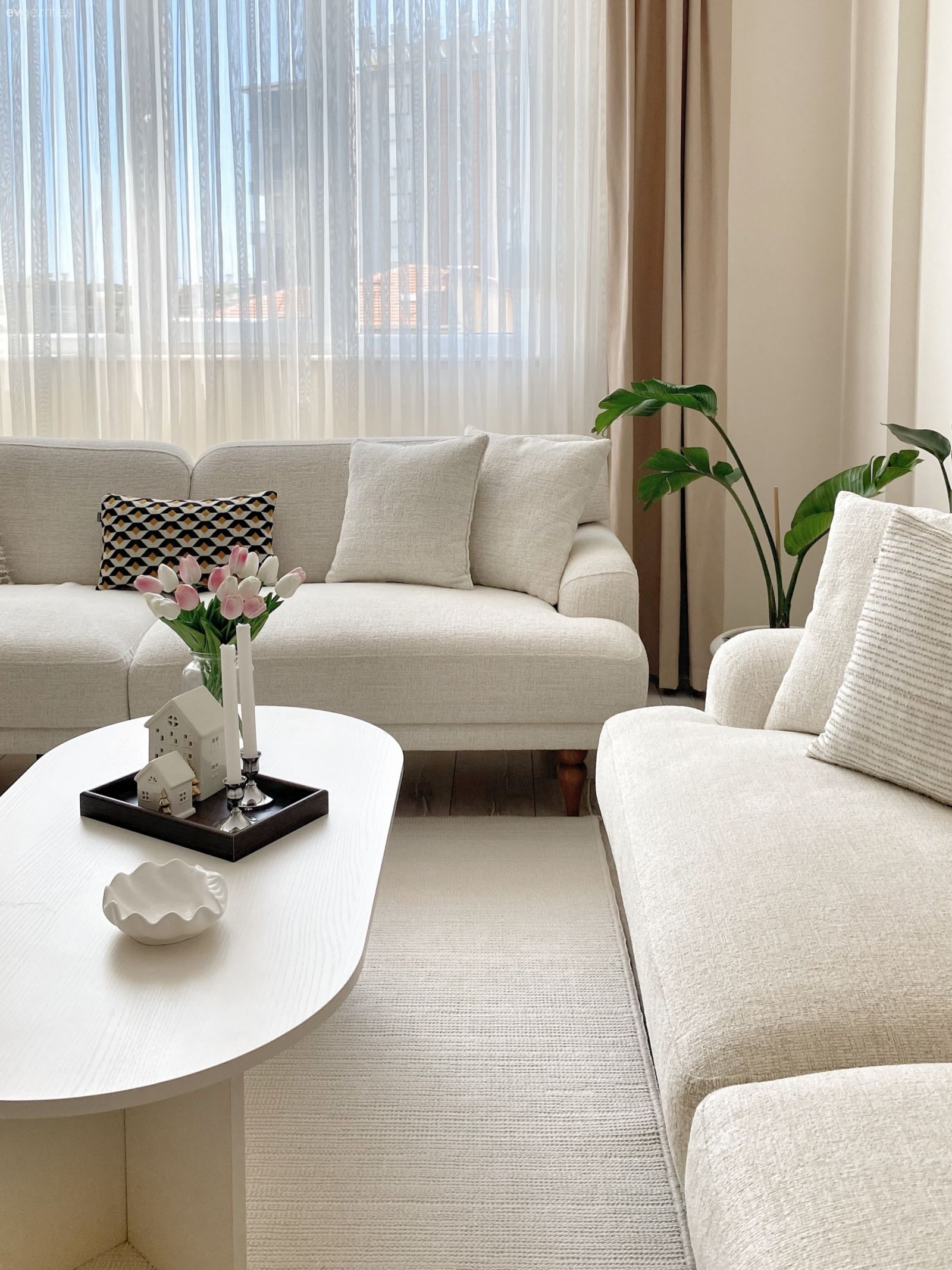 Salon, Modern, Beyaz, Koltuk takımı, Bej, Tül perde, Perde, Orta sehpa, Sehpa, Fon perde, Halı, Salon halısı, Ev bitkisi, Kırlent, Ev tekstili