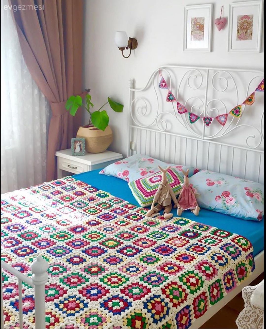 Yatak Odası, Mavi, Pembe, Beyaz, Yatak örtüsü, Kırlent, Ev tekstili, Duvar dekorasyonu, Tablo, Aplik, Aydınlatma, Yatak başlığı, Fon perde, Perde, Tül perde, Ev bitkisi, Saksı, Komodin