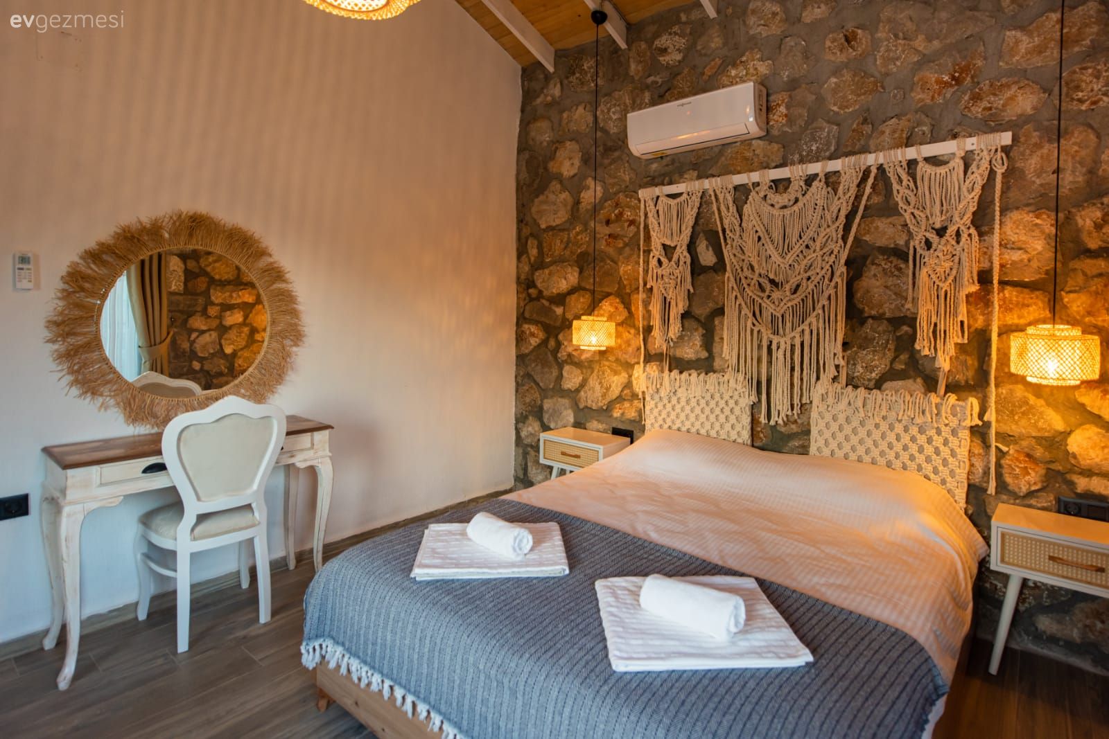 Terkedilmiş Köyün İçinde Sımsıcak Şekilde: Kayaköy'den Havuzlu Bir Ev!