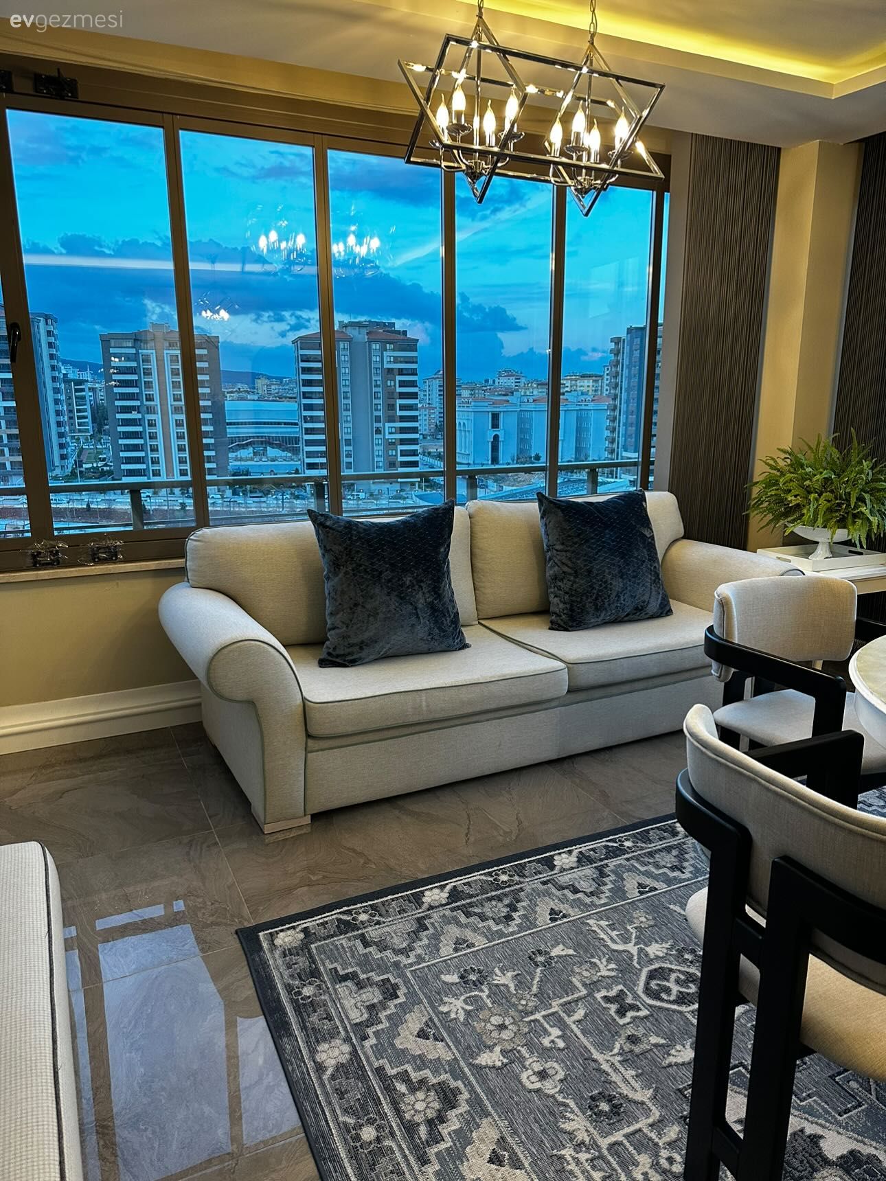 Bu Kış Bahçesi İçeriden Bir Odayı Aratmayacak Konfora Sahip!