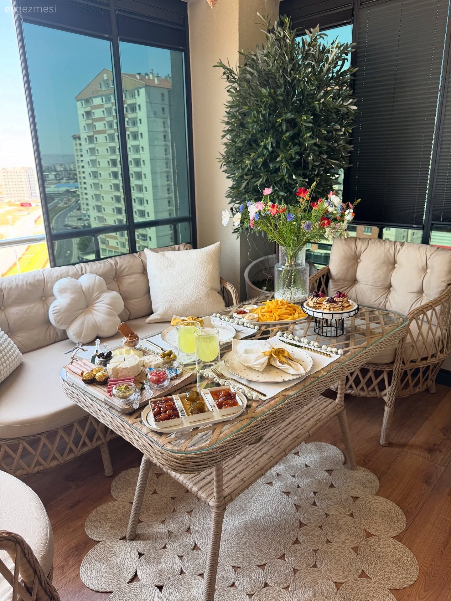 Bu Kayseri Balkonu Camın Ardına Saklanmış Sıcak Bir Köşe