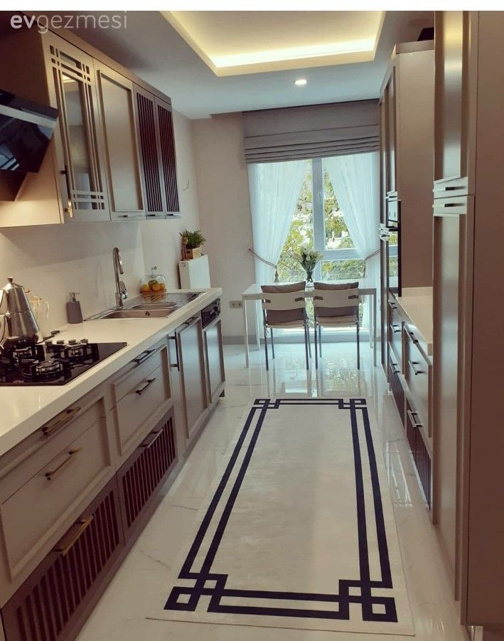 Mutfak, Art deko, Krem, Beyaz, Siyah, Mutfak perdesi, Mutfak masası, Sandalye, Mutfak tezgahı, Mutfak tezgah arası, Mutfak halısı, Mutfak zemin seramikleri, Led aydınlatma, Aydınlatma, Koridor tipi mutfak, Davlumbaz, Geometrik desen, Desenler