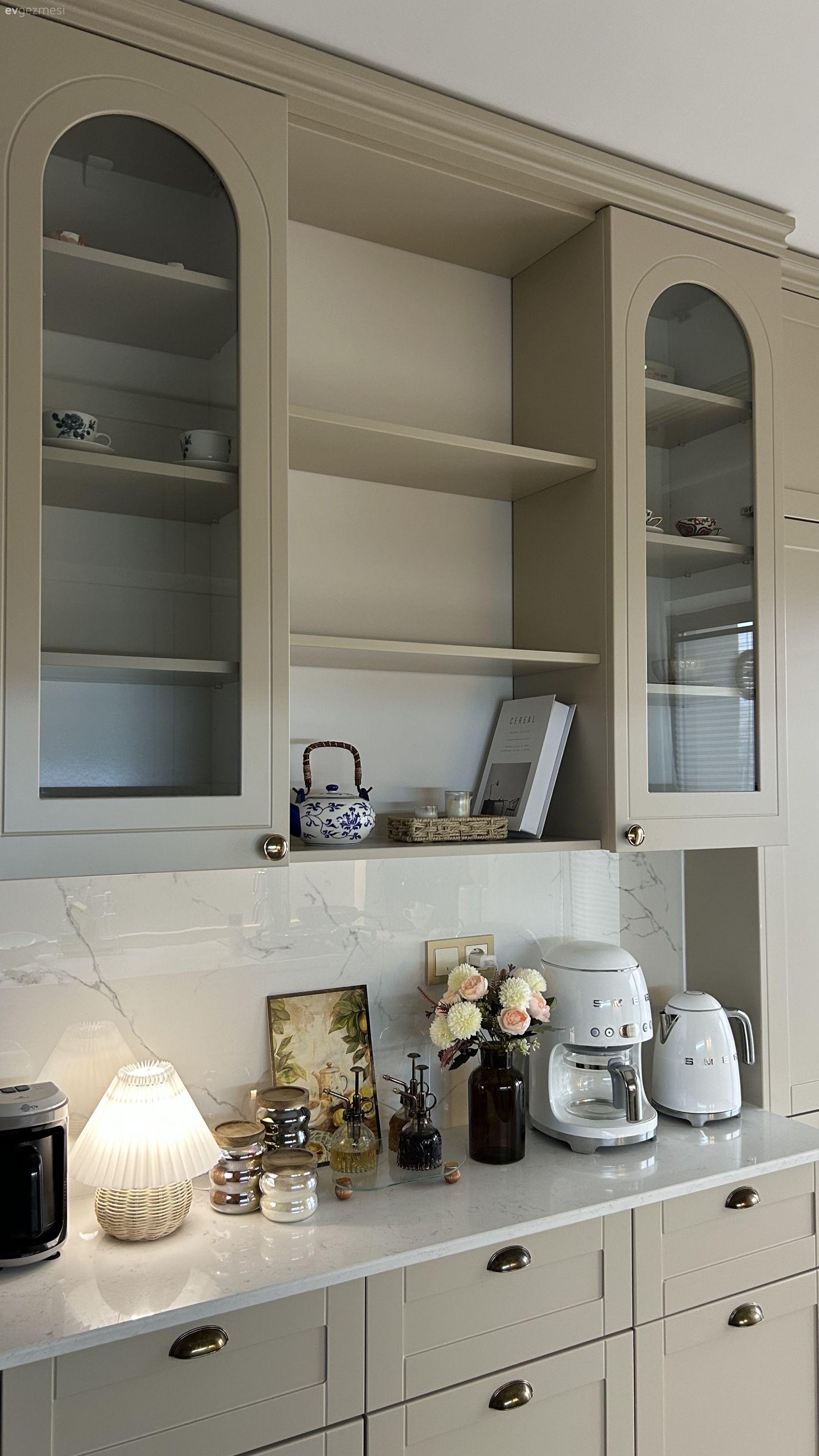 Mutfak, Bej, Gri, Beyaz, Modern, Kahve köşesi, Porselen tezgah, Mutfak tezgahı, Mutfak aksesuarları