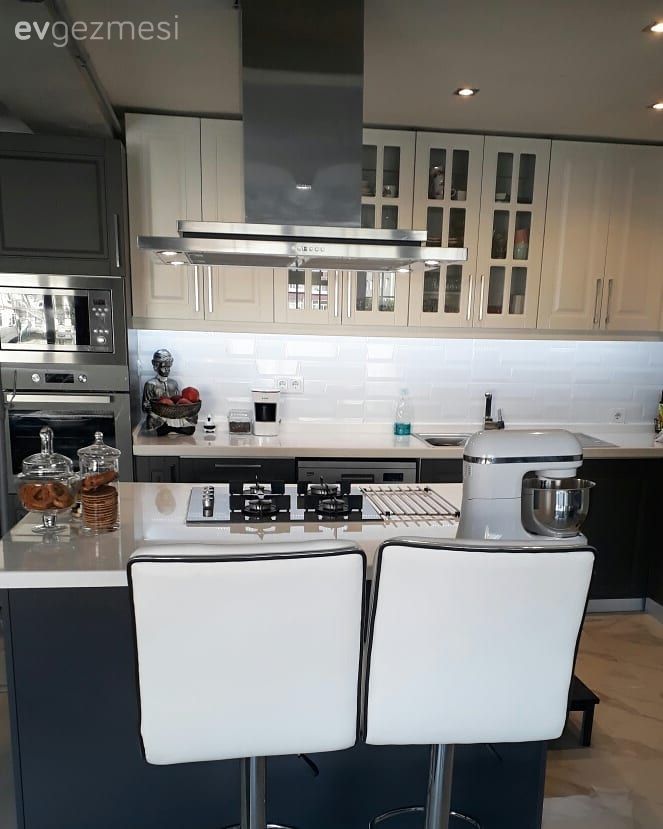 Mutfak, Gri mutfak, Beyaz, Ada mutfak, Mutfak tezgahı, Mutfak tezgah arası, Cam Ankastre, Ankastre, Gardrop tipi buzdolabı, Sandalye, Davlumbaz, Spot aydınlatma, Aydınlatma, Antrasit  