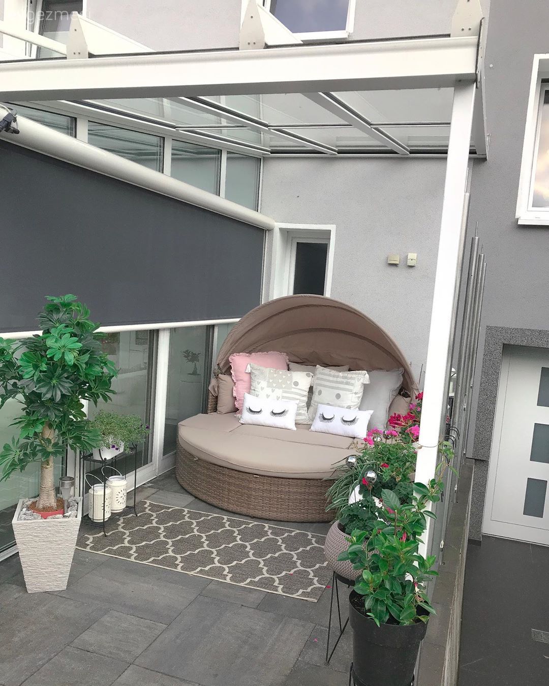 Balkon, Balkon oturma grubu, Balkon masası, Balkon çiçekleri, Saksı, Kırlent, Ev tekstili, Sedir, Kahverengi, Krem, Hasır, Ev bitkisi