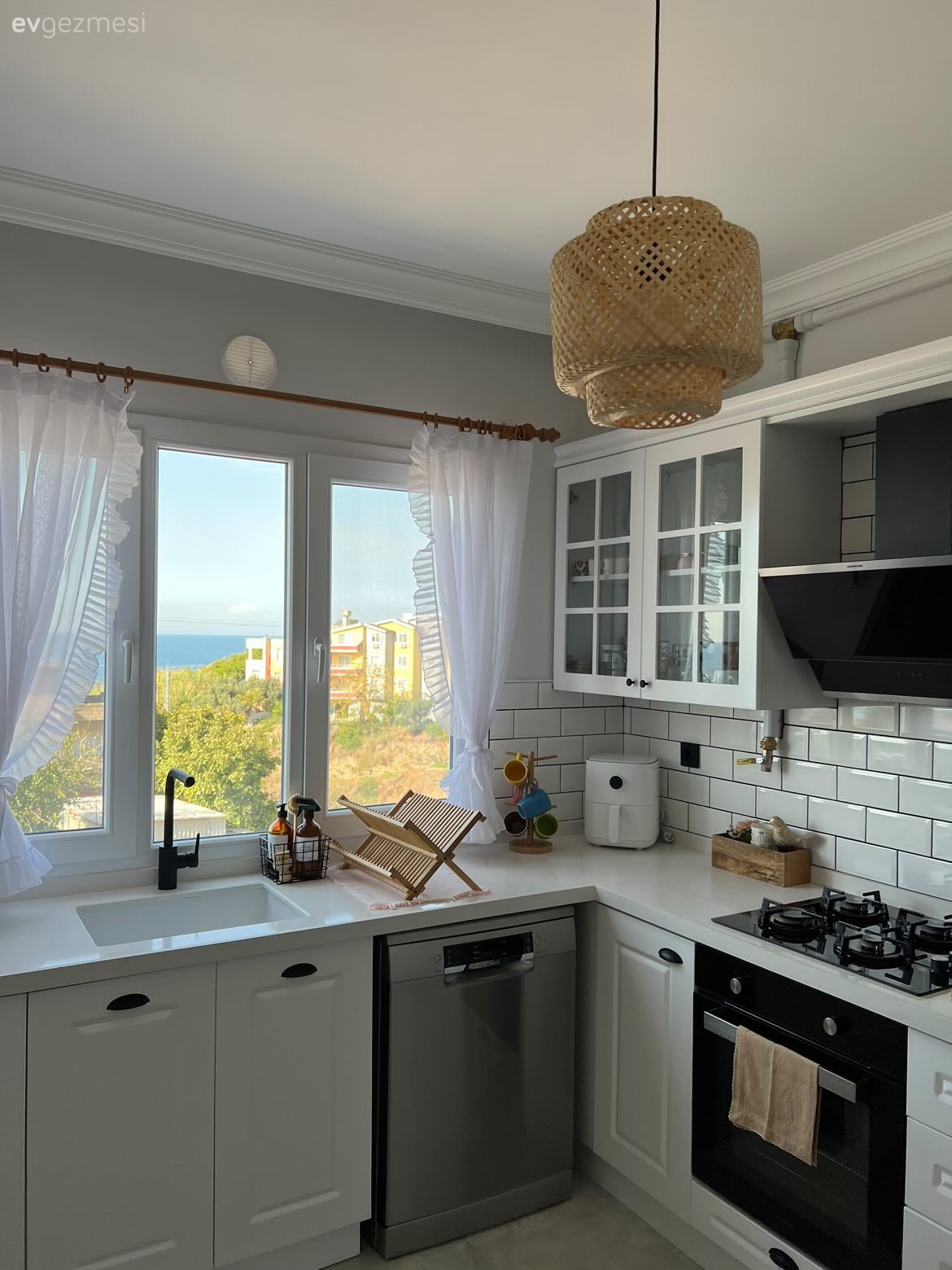 Bu Mutfakta Ahşap ve Hasırlar Sıcaklık Kaynağı Olmuş!