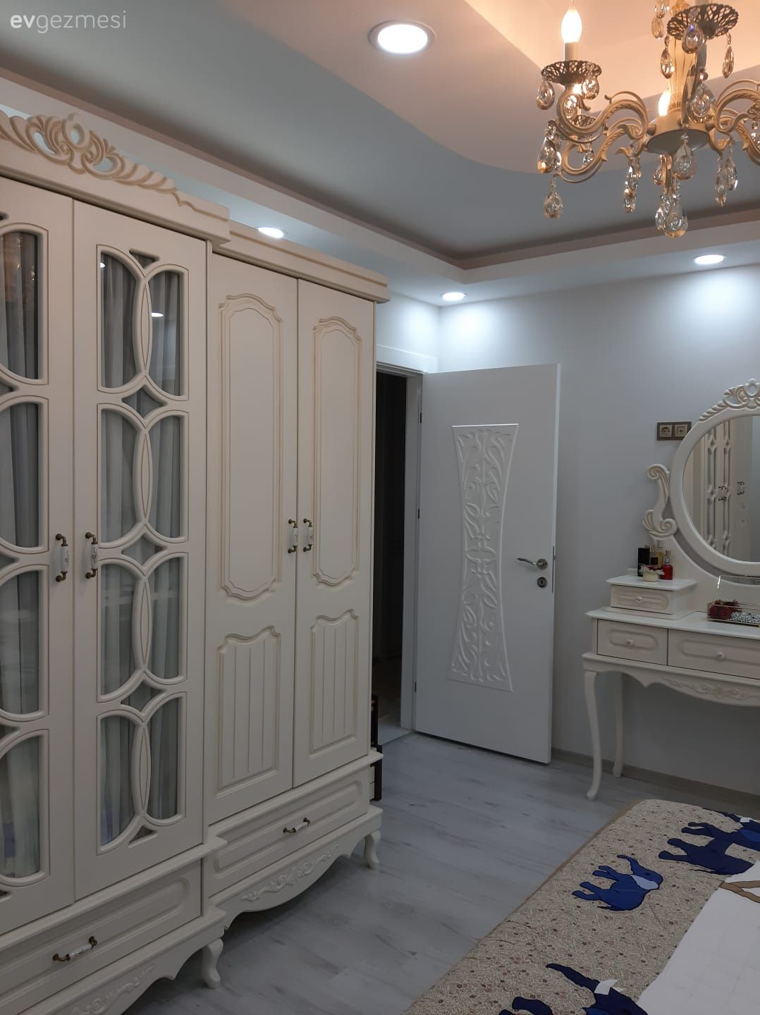 Yatak Odası, Country, Beyaz, Gardrop, Makyaj masası, Makyaj aynası, Avize, Aydınlatma, Spot aydınlatma