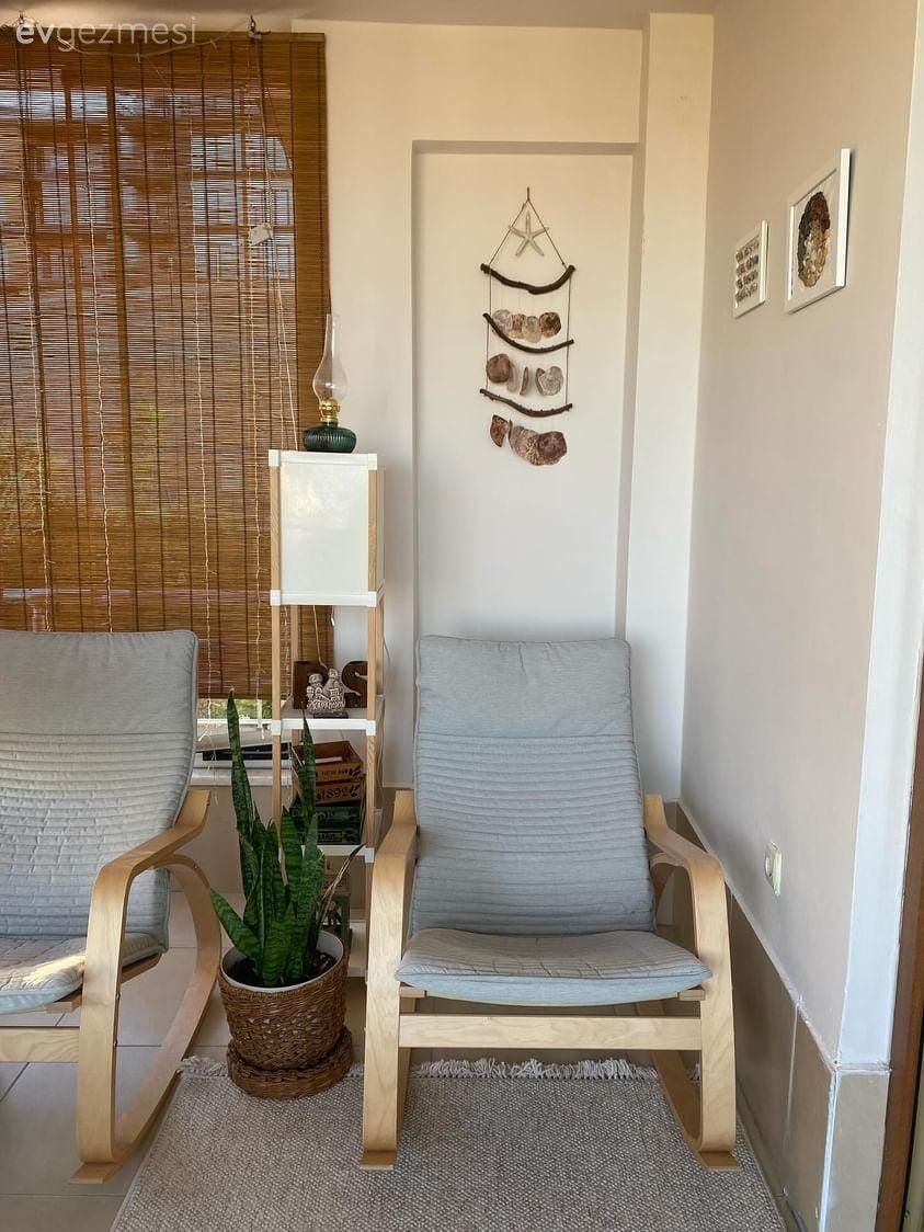 Gri, Ahşap Mobilya, Hasır, Balkon perdesi, Ev bitkisi, Dekoratif Objeler