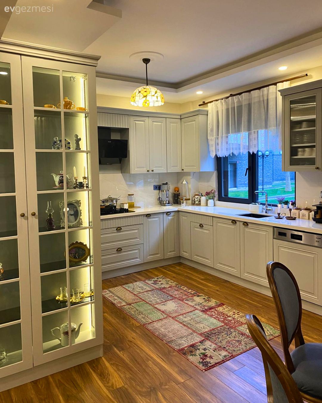 Açık konsept yaşam alanı, Amerikan Mutfak, Mutfak, Krem, Bej, Beyaz, Shaker kapaklı dolaplar, Mutfak tezgahı, Mutfak tezgah arası, Porselen tezgah, Mutfak Avize Modelleri, Mutfak tülü, Mutfak perdesi, Country, Mutfak aksesuarları, Davlumbaz, Mutfak halısı
