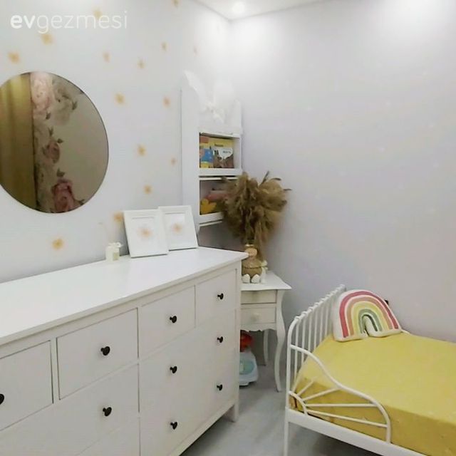 Çocuk Odası, Beyaz, Sarı, Çocuk odası duvar dekorasyonu, Şifonyer, Yatak Odası, Yuvarlak ayna, Dekoratif ayna, Vazo, Ev Aksesuar