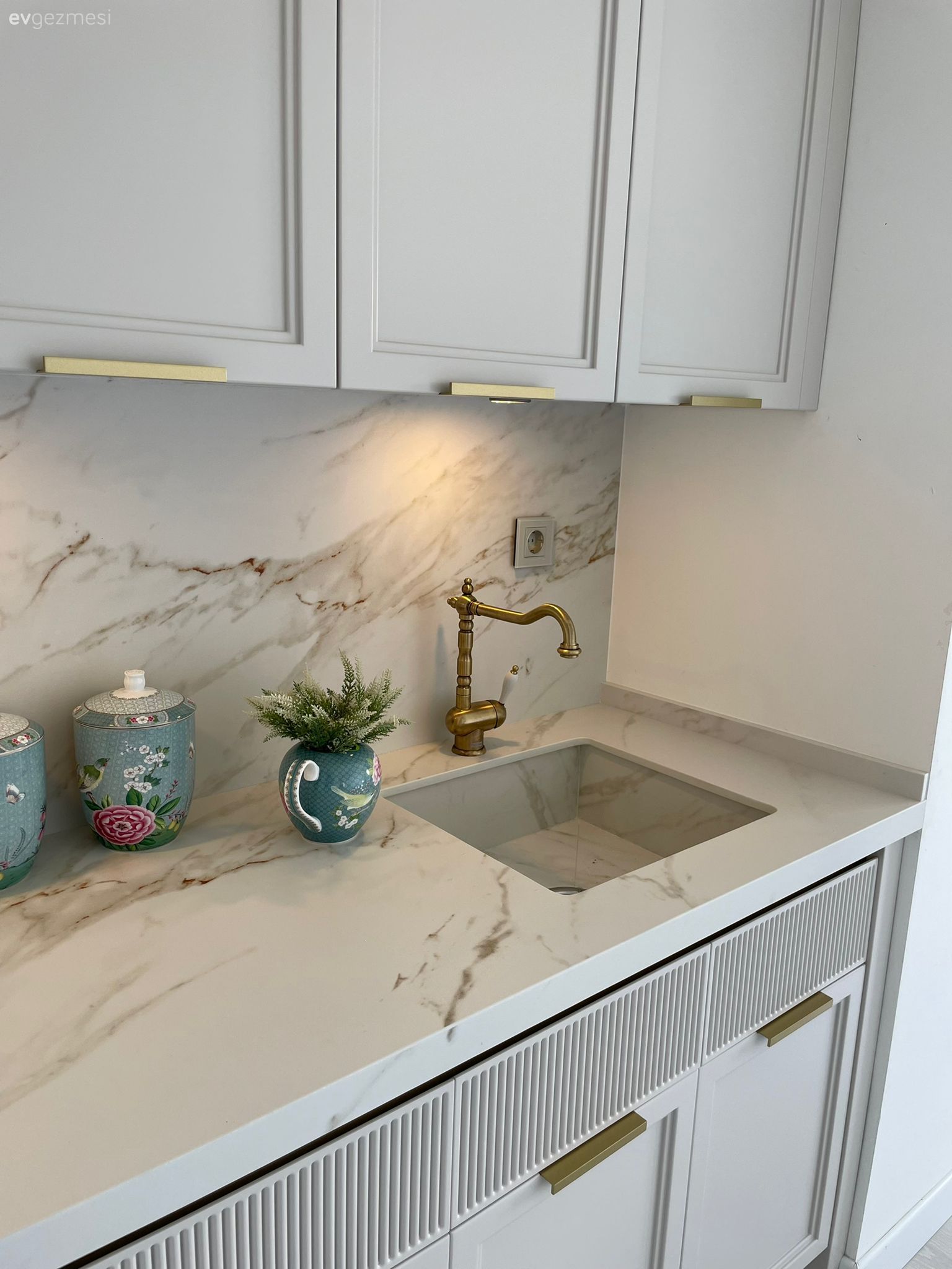 Bu Mutfak ve Banyo Küçük Alanlar İçin İyi Fikirler Veriyor