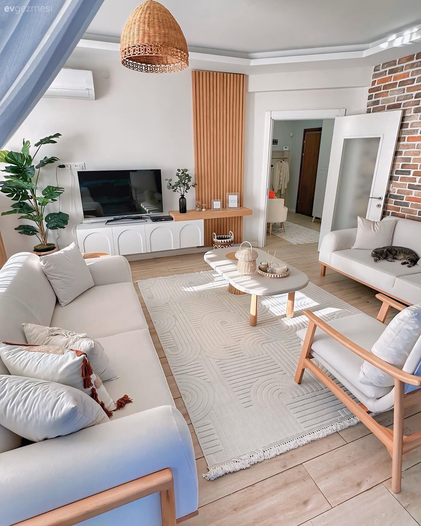 Ev Gezmesi: İki Küçük Çocuk Olsa da Beyaz Aşkından Vazgeçmeyen Bir Dekor!