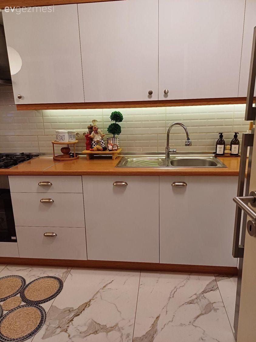 Mutfak, Beyaz ve ahşap mutfak, Ahşap mutfak tezgahı, Mutfak tezgahı, Mutfak tezgah arası, Mutfak halısı, Ankastre, Mutfak aksesuarları, Jüt halı, Halı