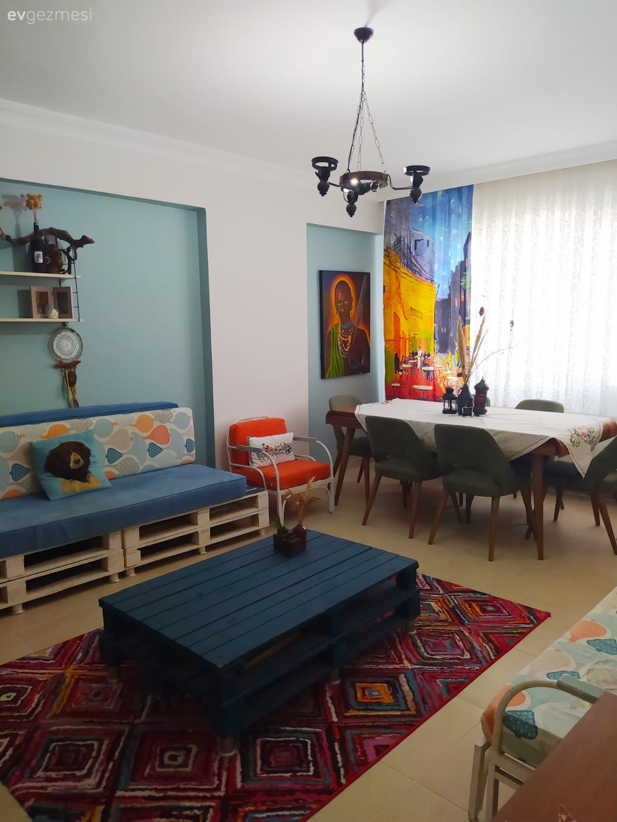 Oturma Odası, Beyaz, Mavi, Kırmızı, Turuncu, Sarı, Fon perde, Perde, Tül perde, Mavi duvar, Palet, Orta sehpa, Sehpa, Sandalye, Yemek masası, Kilim, Halı