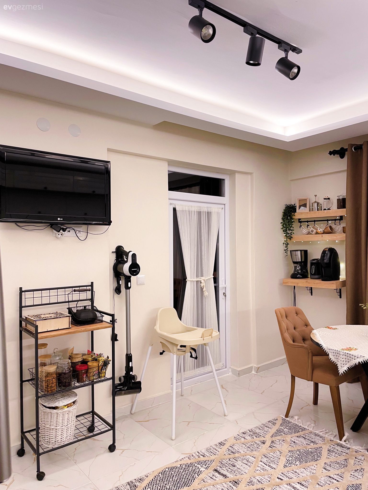 Mutfak, Beyaz, Kahverengi, Siyah, Mutfak perdesi, Mutfak rafı, Sandalye, Mutfak masası, Spot aydınlatma, Aydınlatma, Mutfak halısı