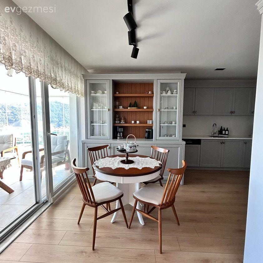 Mutfak, Modern, İskandinav, Mutfak masası, Gri, Bej, Hasır, Kahverengi, Ahşap Mobilya, Kahve köşesi, Sandalye, Mutfak perdesi, Parke, Spot aydınlatma, Aydınlatma