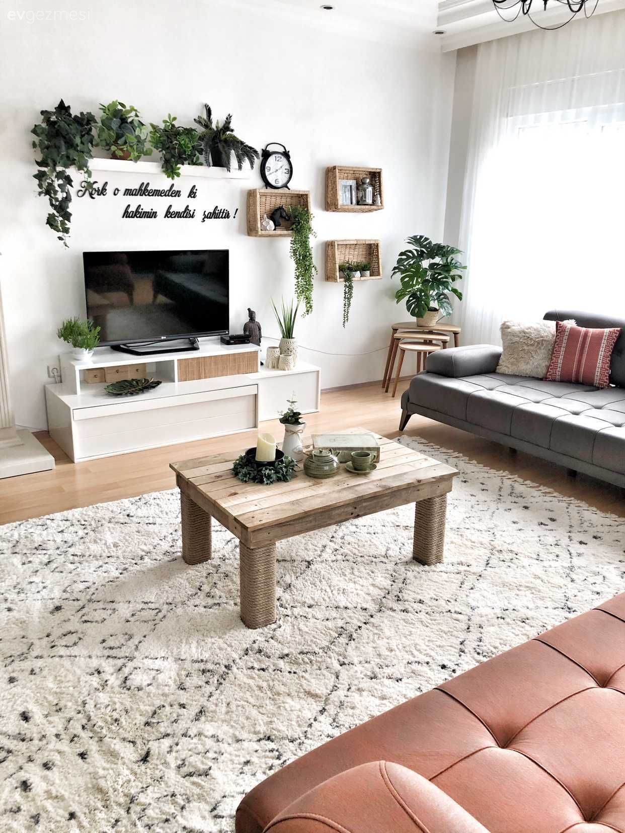 Beyaz, Salon, Modern, Tv ünitesi, Tv ünitesi aksesuarları, Ev Aksesuar, Şömine, Orta sehpa, Sehpa, Halı, Salon halısı, Ev bitkisi, Makrome, Desenler, Ahşap Mobilya, Bohem Dekorasyon, Yanık turuncu, Tül perde, Perde