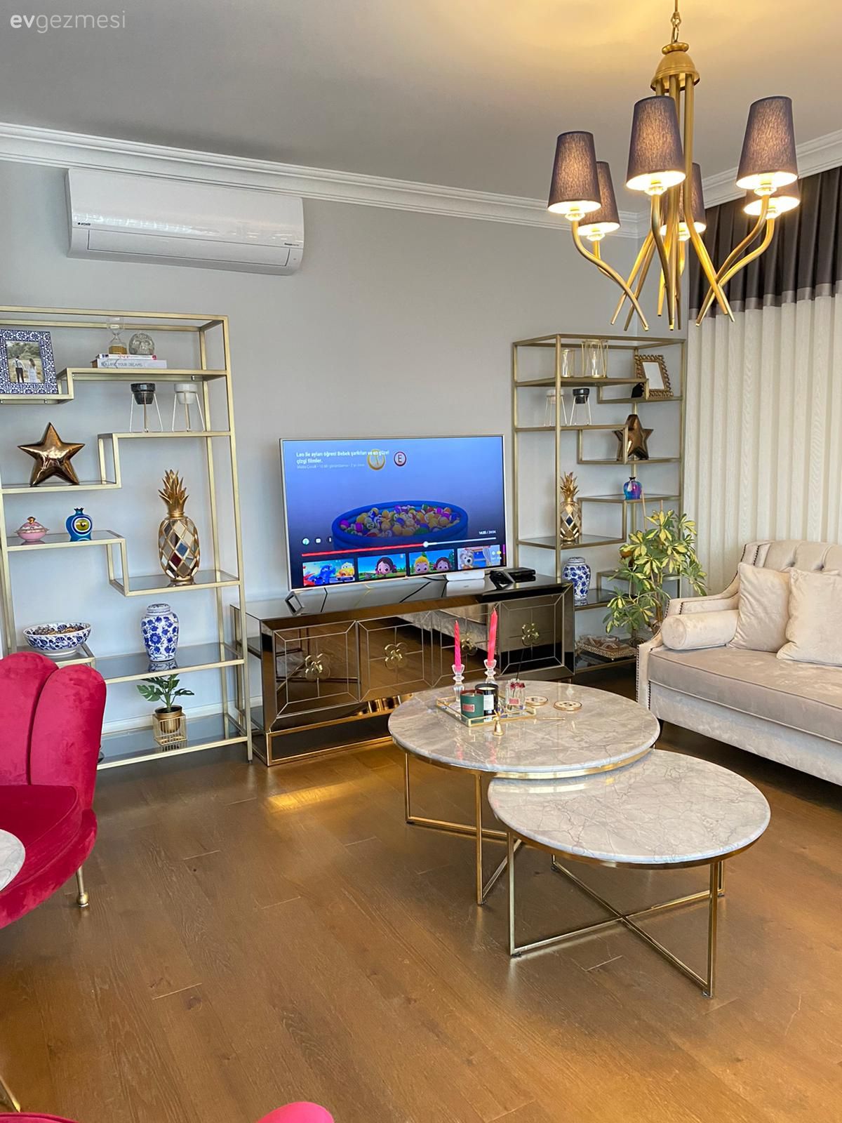 Mavi ve Fuşya Buluşması Bu Dekoru Enerjik Hale Getirmiş