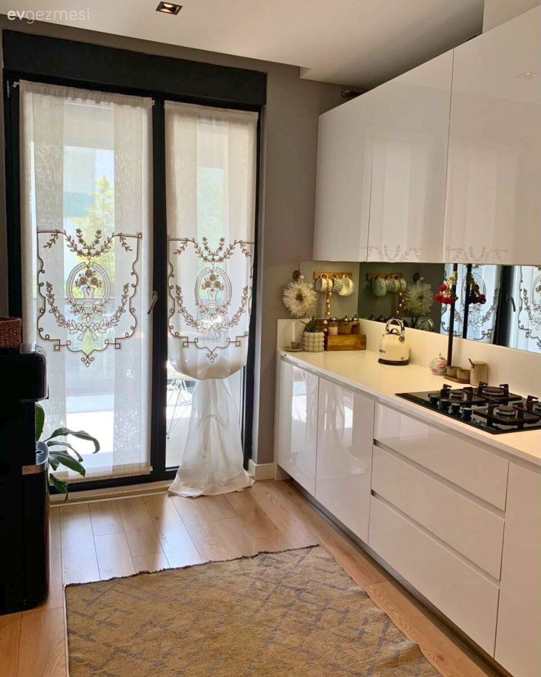 Bu Antalya Evi Modern Stili Country Eşliğinde Seviyor