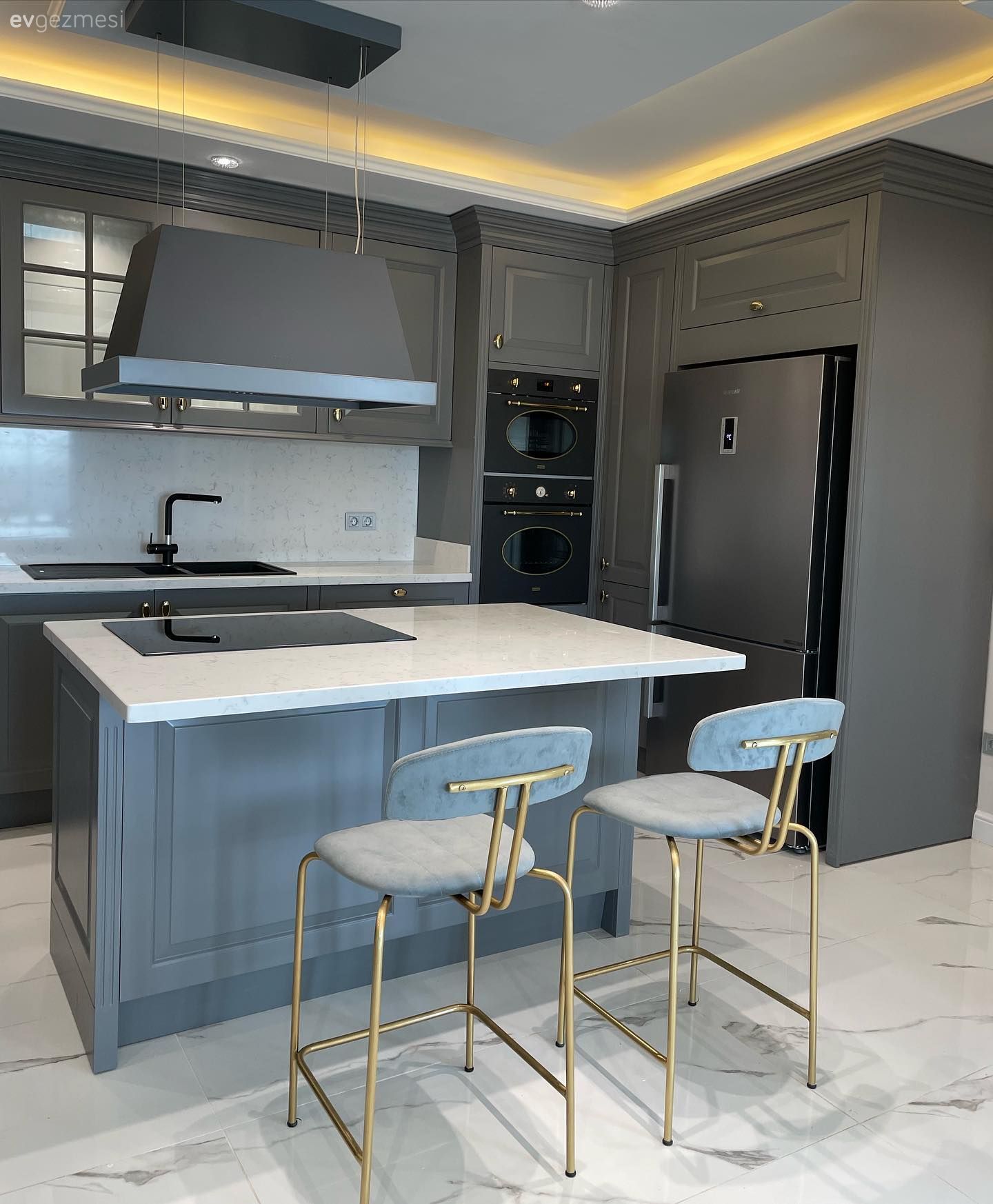 Mutfak, Modern, Modern mutfak, Gri, Beyaz, Siyah, Altın, Ada mutfak, Bar masa & sandalyeleri, Mutfak tezgahı, Mutfak tezgah arası, Ankastre, Davlumbaz, Led aydınlatma, Aydınlatma, Spot aydınlatma, Mutfak zemin seramikleri