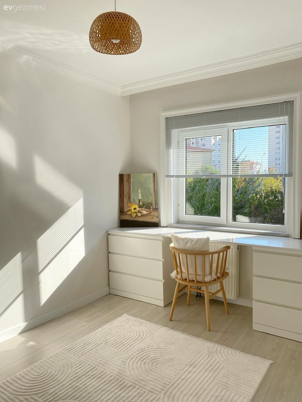 Çalışma odası, Beyaz, Sandalye, Jaluzi, Çalışma masası, Hasır avize, Halı