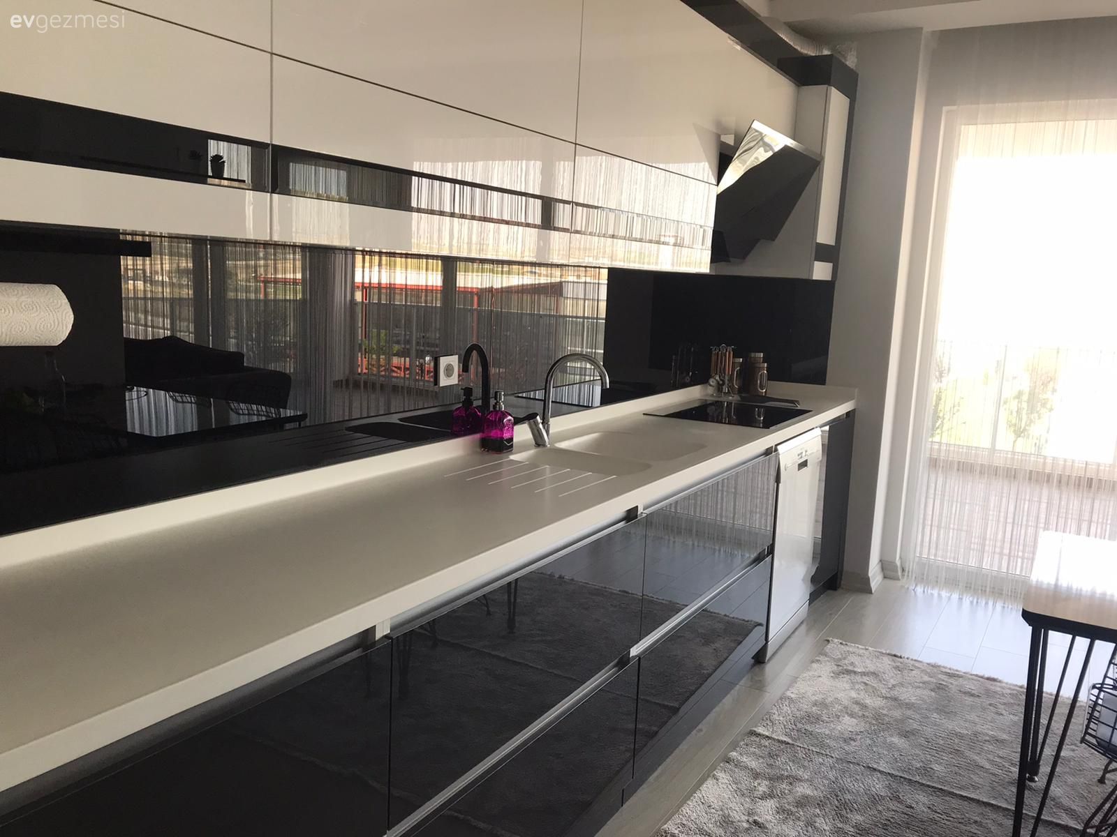 Mutfak, Siyah, Beyaz, Metal sandalye, Modern mutfak, Halı, Mutfak halısı, Mutfak tezgahı, Mutfak tezgah arası