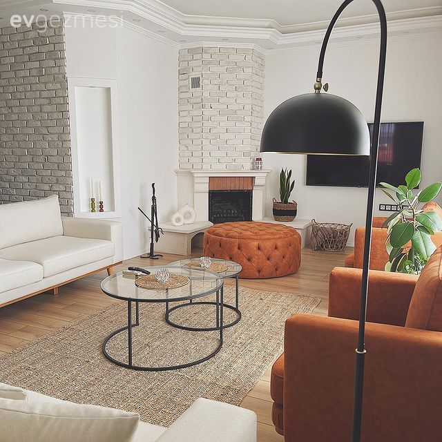 Salon, Bohem Dekorasyon, Turuncu, Beyaz, Siyah, Şömine, Puf, Koltuk takımı, Beyaz koltuk, Orta sehpa, Sehpa, Ev bitkisi, Halı, Tv ünitesi, Tv ünitesi aksesuarları, Ev Aksesuar
