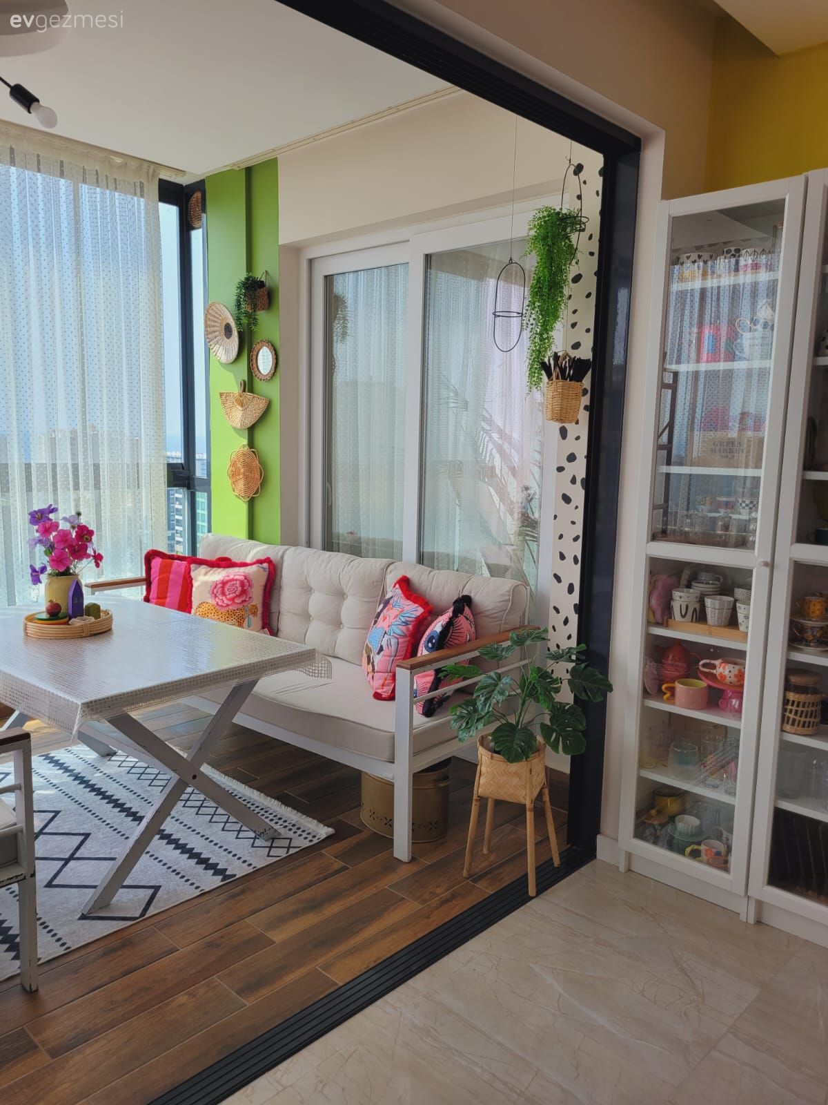 Ev Gezmesi: Gökkuşağı Kadar Renkli Hisseden Bir Mersin Dekoru!