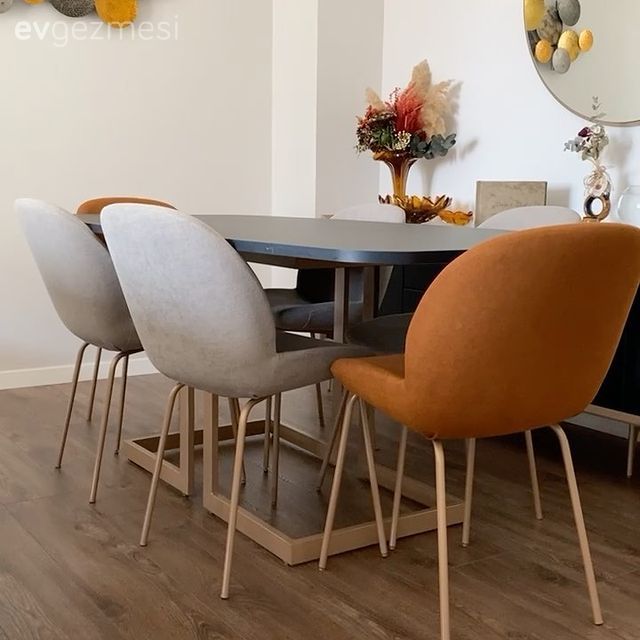 Yemek Odası, Sandalye, Duvar dekorasyonu, Konsol, Konsol üzeri dekoratif objeleri, Yuvarlak ayna, Dekoratif ayna, Dekoratif Objeler, Turuncu, Siyah, Beyaz