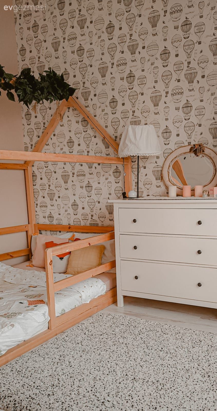 Çocuk Odası, Beyaz, Bej, Gri, Duvar kağıdı, Duvar dekorasyonu, Çocuk odası duvar dekorasyonu, Şifonyer, Yatak Odası, Abajur, Aydınlatma, Halı, Salon halısı