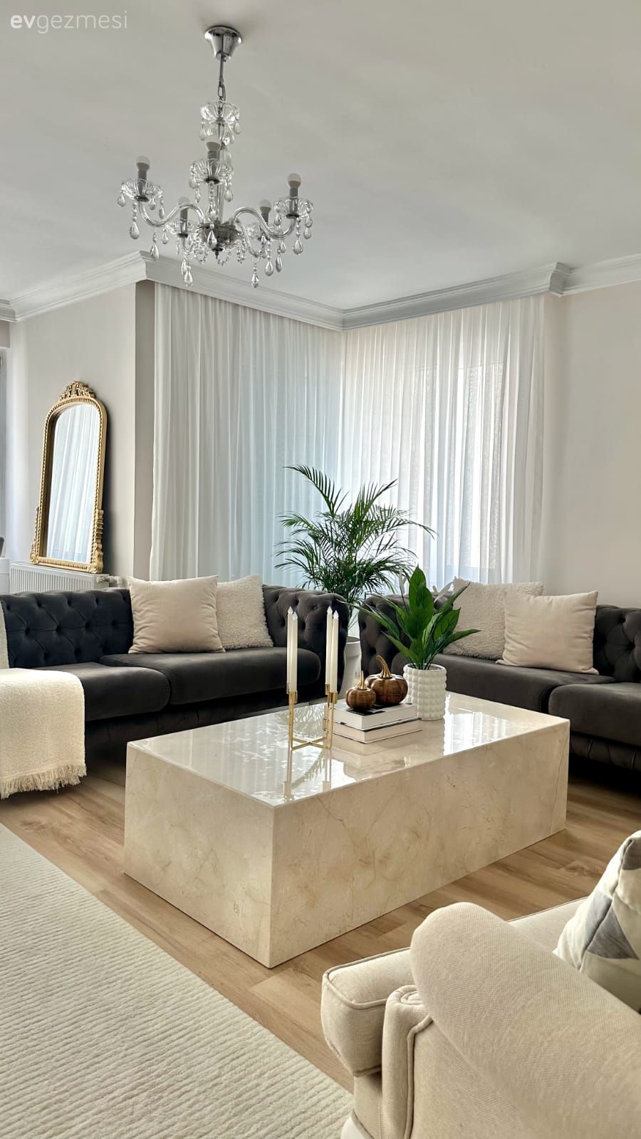 Bu Evde Açık Renkleri İddialı Aksesuarlar Hareketlendirmiş!