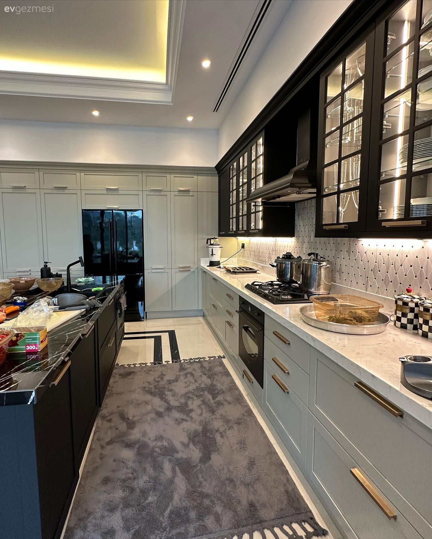 Mutfak, Beyaz, Siyah, Gri, Altın, Mutfak tezgahı, Mutfak tezgah arası, Porselen tezgah, Ankastre, Mutfak aksesuarları, Davlumbaz, Tezgah arası seramik, Mutfak halısı, Mutfak zemin seramikleri, Cam kapaklı dolap, Led aydınlatma, Aydınlatma, Spot aydınlatma, Ada mutfak