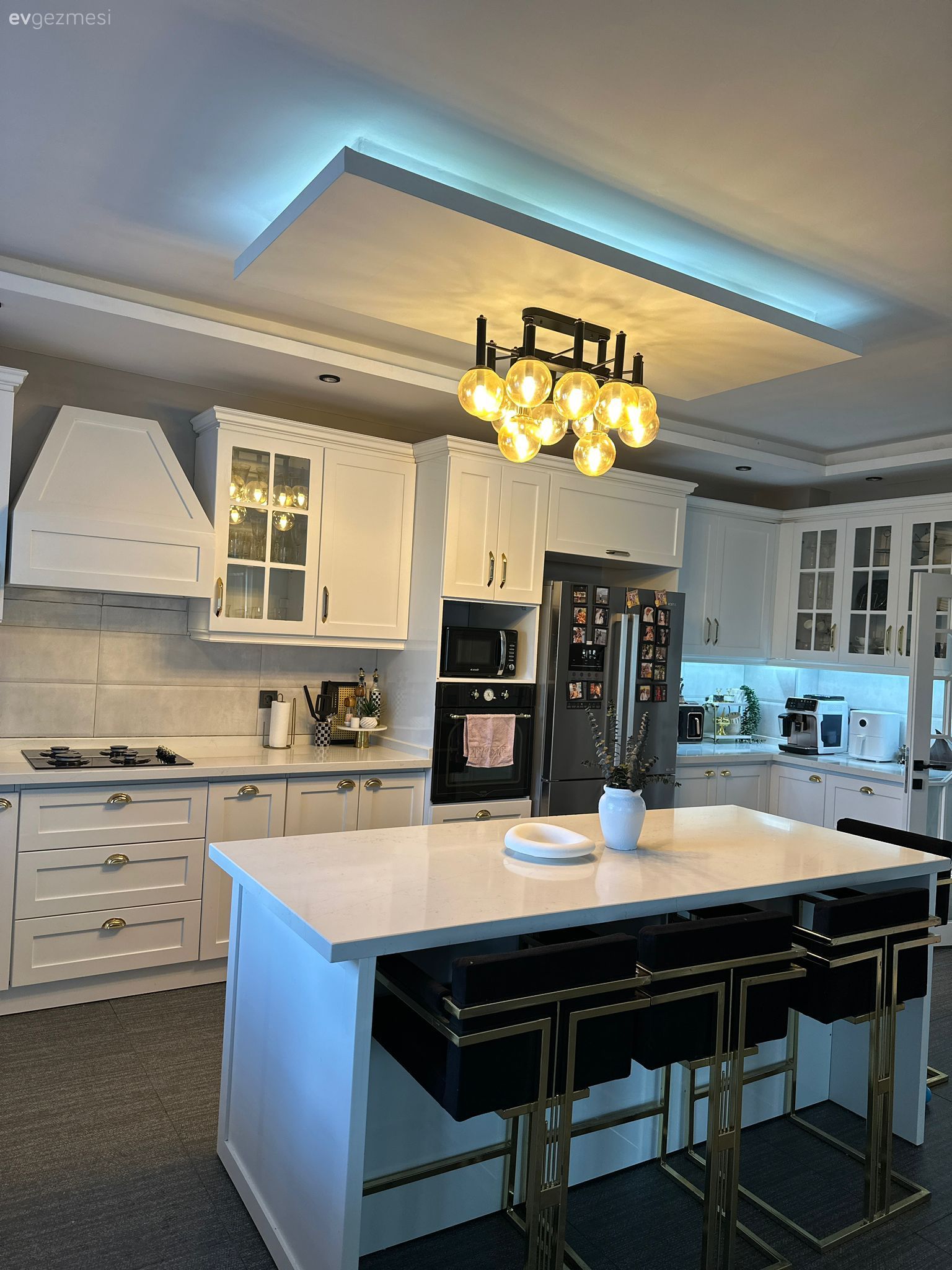 Mutfak, Modern, Modern mutfak, Art deko, Beyaz, Siyah, Altın, Ada mutfak, Shaker kapaklı dolaplar, Mutfak tezgahı, Mutfak tezgah arası, Tezgah arası seramik, Cam kapaklı dolap, Mutfak Avize Modelleri, Dekoratif Objeler, Mutfak sandalyesi