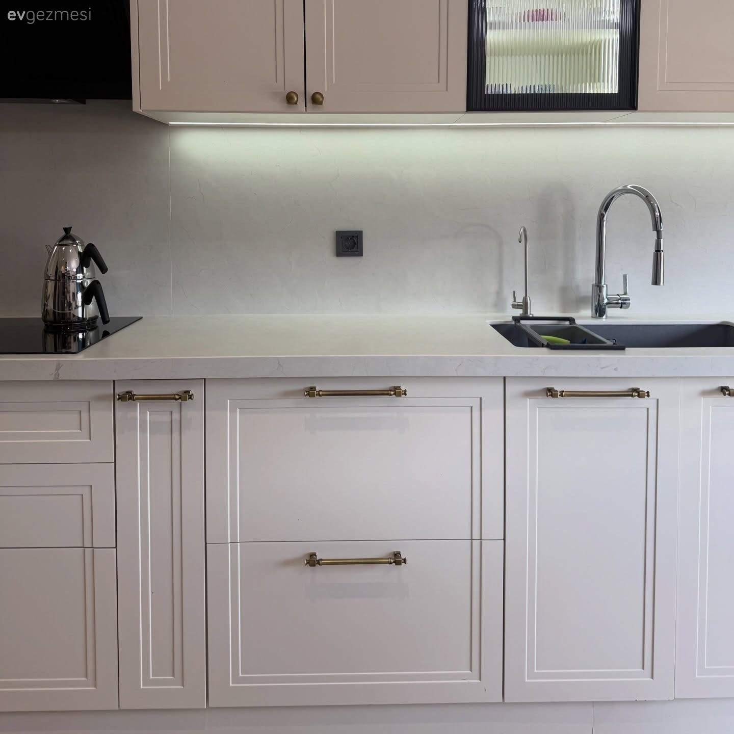 Beyaz, Siyah, Cam kapaklı dolap, Mutfak tezgahı, Mutfak, Mutfak tezgah arası, Mutfak bataryası, Mutfak aksesuarları, Shaker kapaklı dolaplar, Lambri, Eviye 