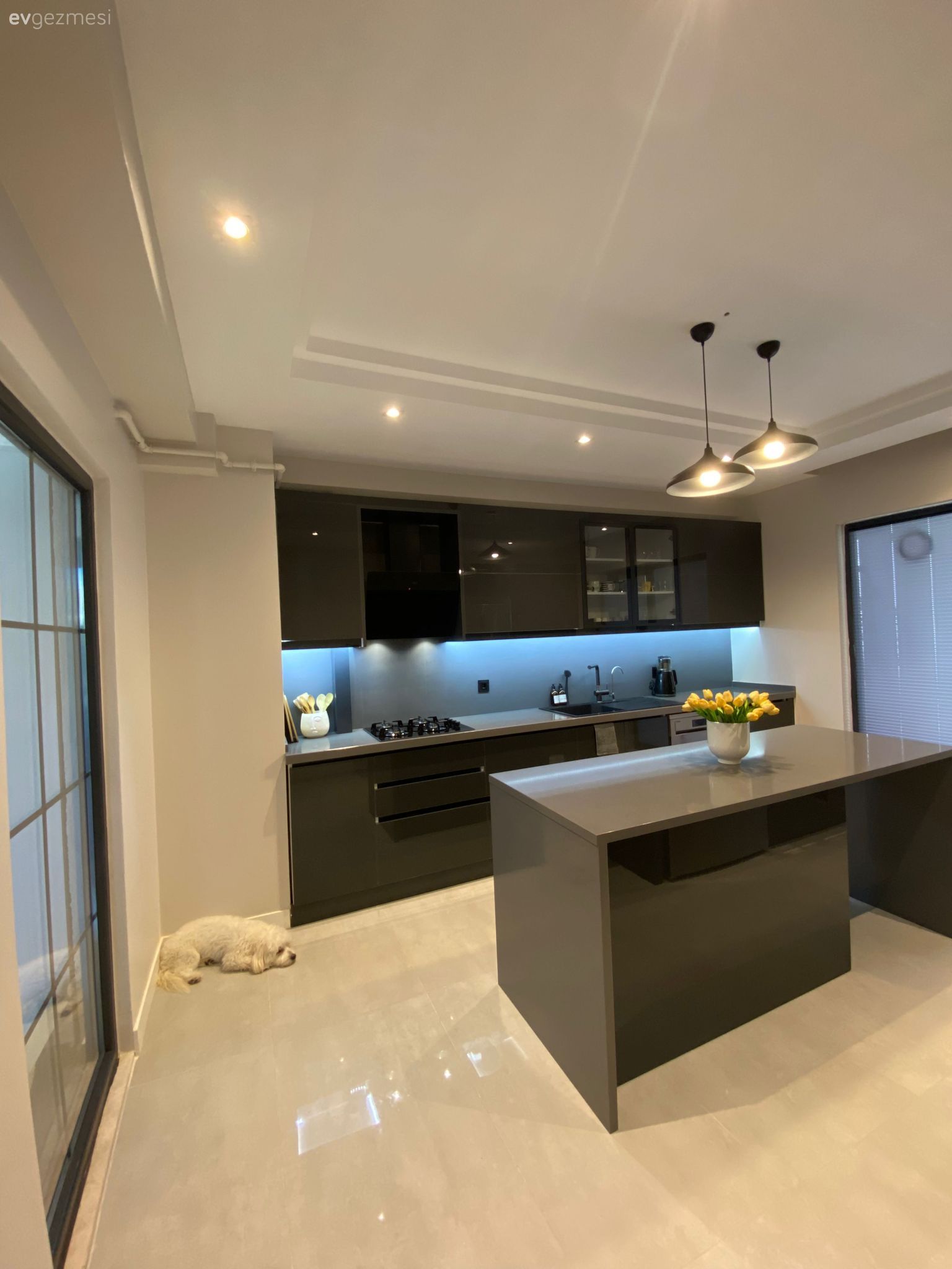 Mutfak, Modern, Siyah, Siyah mutfak, Kulpsuz mutfak dolabı, Mutfak tezgahı, Mutfak tezgah arası, Tezgah arası doğal taş, Ada mutfak, Mutfak Avize Modelleri, Mutfak zemin seramikleri, Led aydınlatma, Aydınlatma, Spot aydınlatma, Ankastre