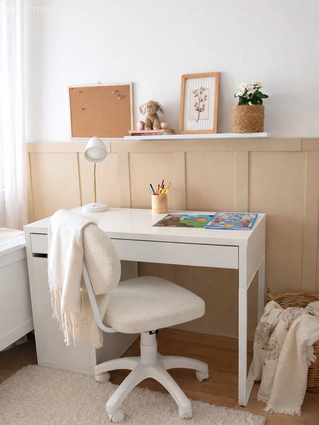 Çocuk Odası, Çocuk odası duvar dekorasyonu, Duvar çıtalama, Pudra pembe, Beyaz, Çalışma masası, Duvar rafı, Duvar dekorasyonu
