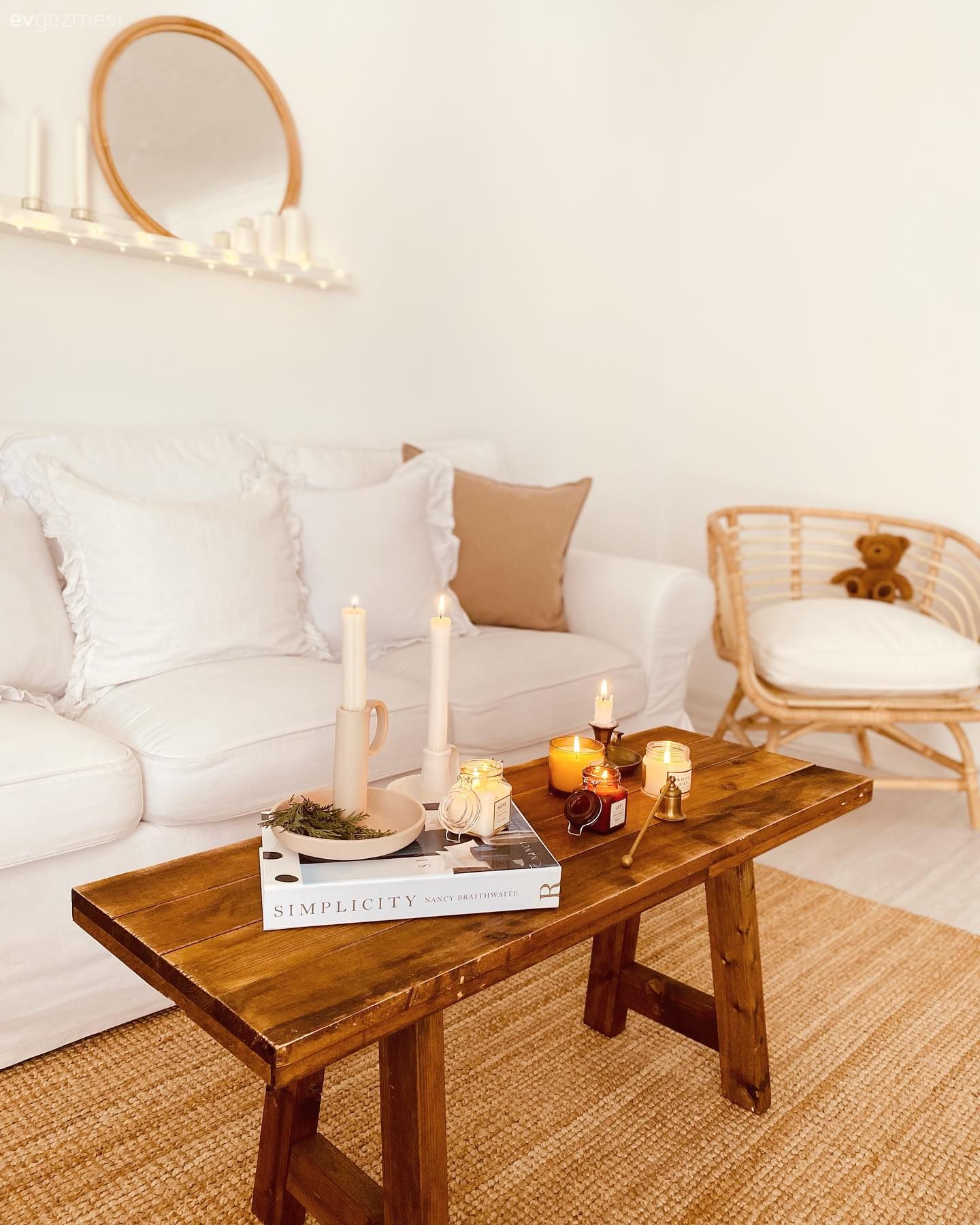 Bu Şirin Evde Beyaz ve Ahşap Her Köşede Kol Kola!