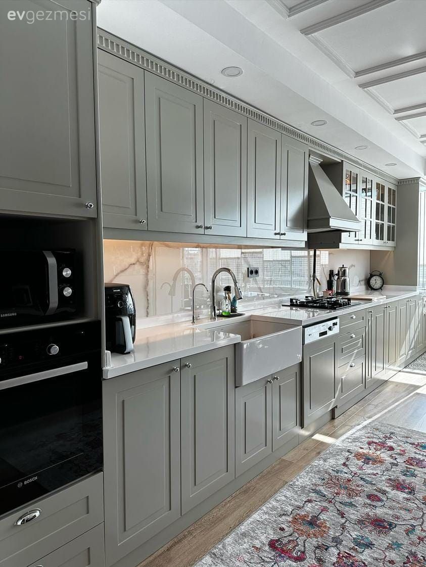 Bu Adana Mutfağında Gri ve Siyahın Uyumuna Kırmızı Vurgusu Katılmış!